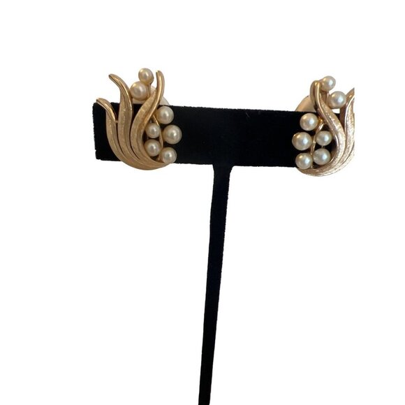 Crown Trifari Vintage Brushed Gold Tone Leaf Motif Clip-on Earrings Faux Pearls - Picture 6 of 11